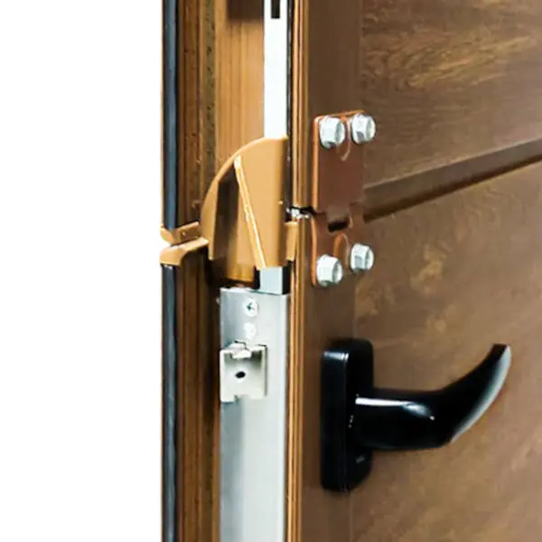 Mecanismo de cerradura de tres puntos en puerta de garaje con hoja peatonal