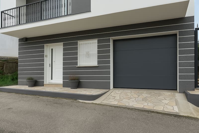 Fachada moderna con puerta de garaje en Poyo