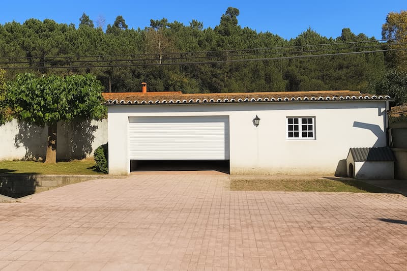 Instalación de puerta seccional blanca acanalada rugosa en Caldas