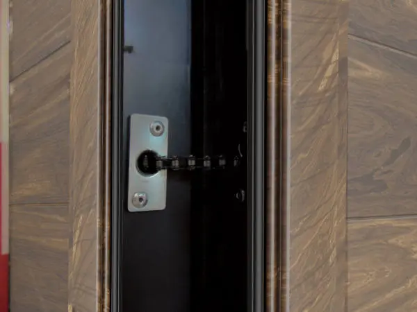 Sistema de cierre automático oculto en marco interior de puerta peatonal