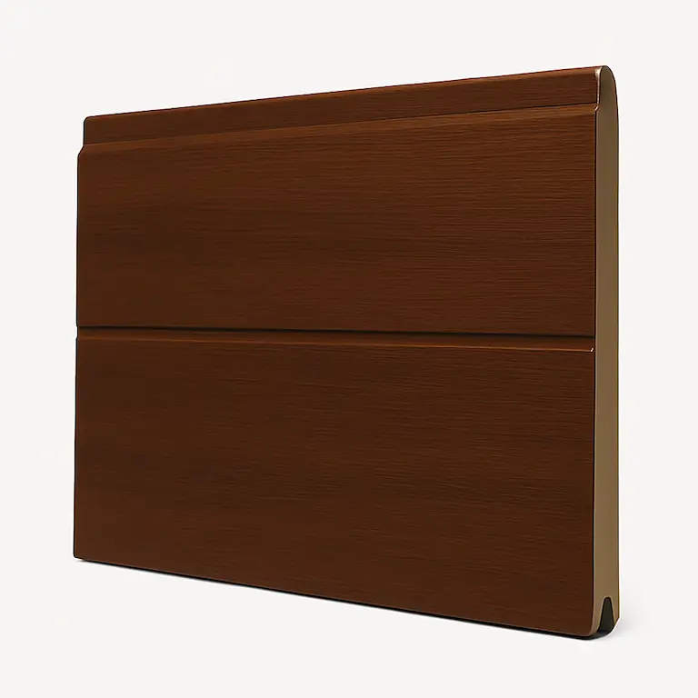 Detalle de panel seccional liso de 1 canal en acabado madera oscura Roble Nocturno para puerta de garaje automática