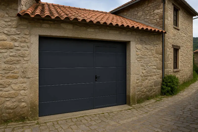 Puerta de Garaje con Puerta de Paso Integrada RAL 7016 | Instalación Profesional