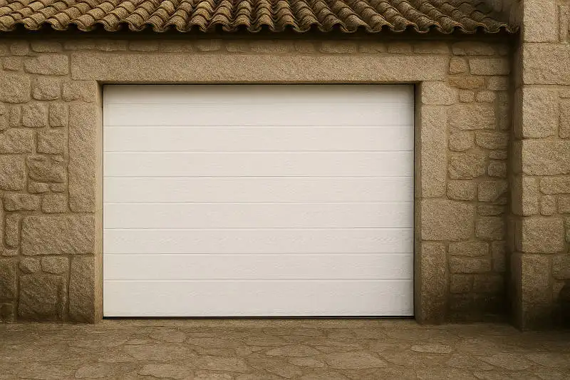 Puerta de garaje seccional gofrado acanalado blanca en fachada de piedra tradicional de Pontevedra