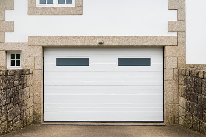 Puerta de garaje con ventanas horizontales con marco pvc blanco