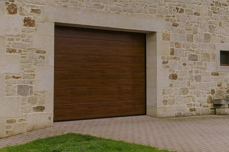 Instalación de puerta seccional de garaje automática en vivienda de piedra en Cuntis