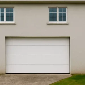 Vista exterior de una vivienda rural en Pontevedra con puerta de garaje seccional blanca lisa instalada por PuertaPlus