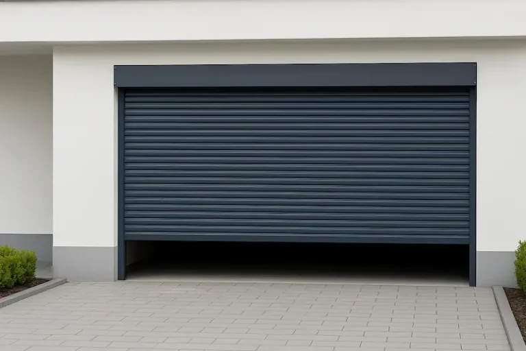 Puerta enrollable de garaje gris antracita Puerta enrollable de garaje gris antracita